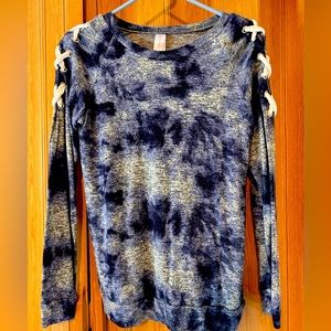 No boundaries, size small winter top.